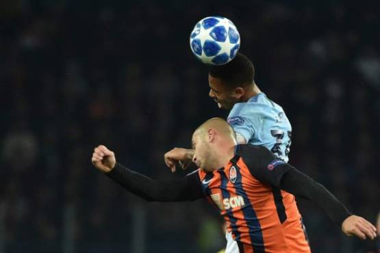 Shakhtar Donetsk's Ukrainian defender Yaroslav Rakitskiy (front) vies fro the ball with Manchester City's Brazilian forward Gabriel Jesus (rear) during the UEFA Champions League football match between Shakhatr Donetsk and Manchester City at the Metallist stadium in Kharkiv, on October 23, 2018. (Photo by GENYA SAVILOV / AFP)