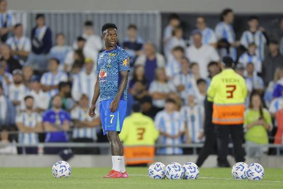Vinicius quiere hacer un partido redondo en el estadio Monumental. Foto: efe