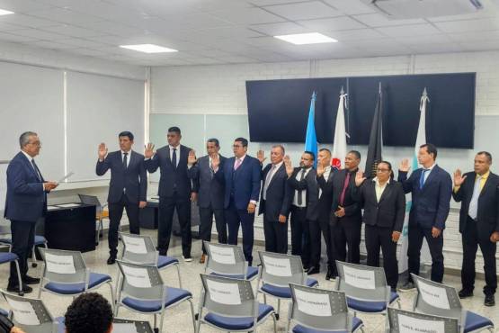 Los entrenadores hondureños al momento de recibir el aval de la UEFA tras culminar el curso PRO que se desarolló en Tegucigalpa. Fotos FFH