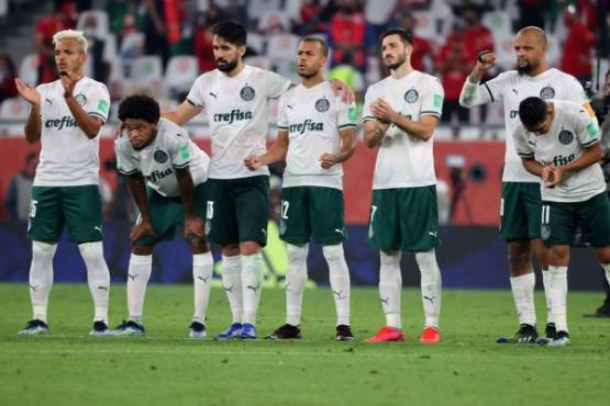 Palmeiras' players celebrate a goal in the penalty shootout during the FIFA Club World Cup 3rd place football match between Egypt's Al-Ahly vs Brazil's Palmeiras at the Education City Stadium in the Qatari city of Ar-Rayyan on February 11, 2021. (Photo by Karim JAAFAR / AFP)