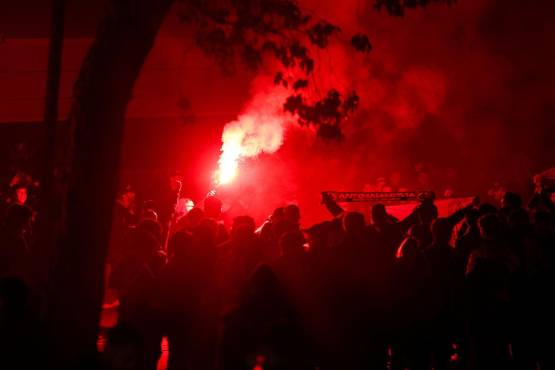 ¡Pensaron que era PSG! Aficionados del Barcelona se confunden y lanzan objetos al bus su propio equipo