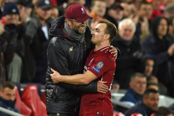 Liverpool's German manager Jurgen Klopp chats with Liverpool's Swiss midfielder Xherdan Shaqiri (R) as he's substituted during the UEFA Champions League group C football match between Liverpool and Red Star Belgrade at Anfield in Liverpool, north west England on October 24, 2018. (Photo by Oli SCARFF / AFP)