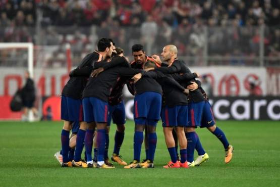 Barcelona players concentrate on the pitch prior to the UEFA Champions League group D football match between FC Barcelona and Olympiakos FC at the Karaiskakis stadium in Piraeus near Athens on October 31, 2017. / AFP PHOTO / LOUISA GOULIAMAKI