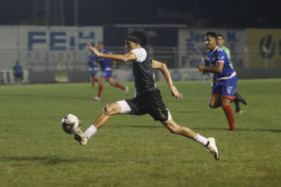 Nixon Cruz definió la clasificación del Honduras Progreso a las semifinales. FOTOS: Neptalí Romero.