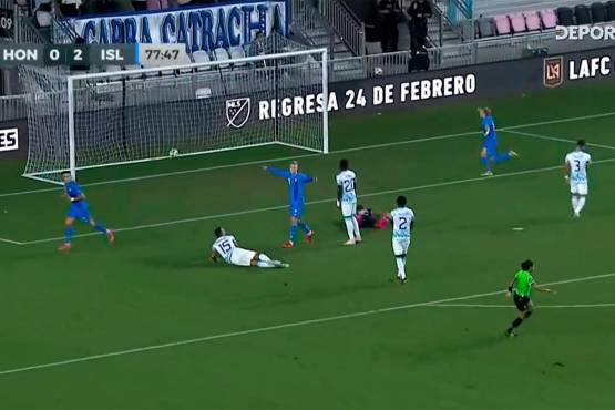 Andersen Willumsson soportó las marcas de Kevin Álvarez y Devron García para marcar el 2-0 de Islandia ante Honduras.