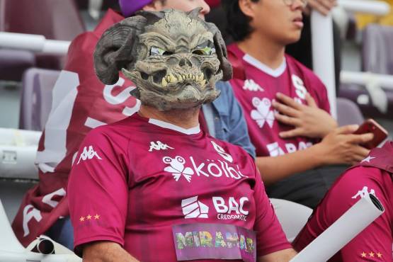 Muchas máscaras y disfraces de terror se vieron en el estadio Ricardo Saprissa. FOTO: Cortesía