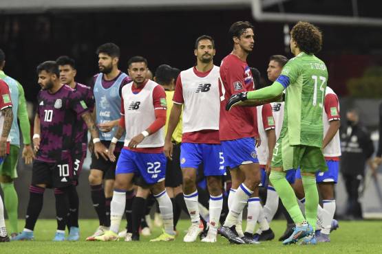 El guardameta de México Guillermo Ochoa junto al centrocampista de Costa Rica Bryan Ruiz.