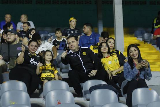 La familia disfrutando del clásico.