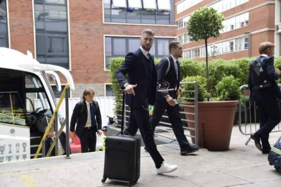 Real Madrid's defender Sergio Ramos (C) arrives at the team's hotel in Cardiff, south Wales, on June 2, 2017 ahead of the UEFA Champions League final football match between Juventus and Real Madrid in Cardiff on June 3. / AFP PHOTO / JAVIER SORIANO