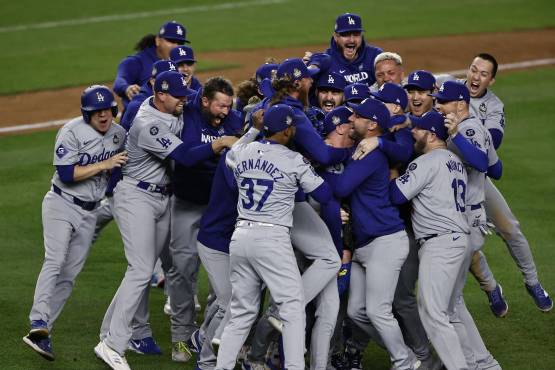 Los Dodgers de Los Ángeles ganan la Serie Mundial al derrotar a los Yankees 43 años después