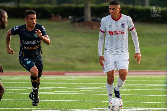 Juan Pablo Montes controlando el esférico ante la marca de uno los futbolistas de Comunicaciones. Foto: Cortesía Olimpia