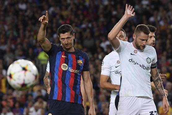 Lewandowski vs Skriniar es uno de los duelos que se está dando durante el cotejo.