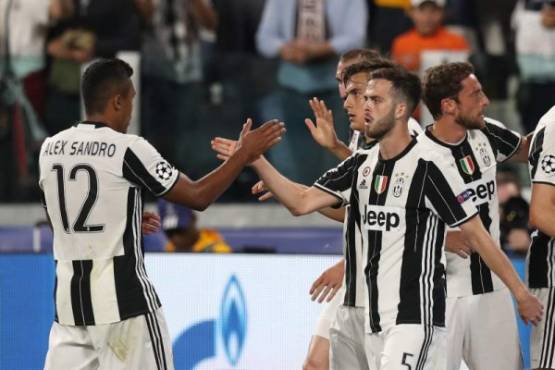 Juventus' Juventus' defender from Brazil Alex Sandro (L) and Juventus midfielder Miralem Pjanic celebrate after scoring during the UEFA Champions League semi final second leg football match Juventus vs Monaco, on May 9, 2017 at the Juventus stadium in Turin. / AFP PHOTO / Valery HACHE