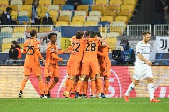 Juventus' players celebrate the opening goal scored by Spanish forward Alvaro Morata during the UEFA Champions League group G football match between FC Dynamo Kiev and Juventus at the Olympiyskiy stadium in Kiev on October 20, 2020. (Photo by Sergei SUPINSKY / AFP)