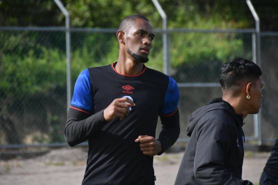 ¡Dura noticia! Yustin Arboleda confirma que se pierde el duelo ante el Municipal: “Es imposible llegar al partido el día jueves”