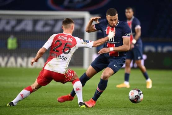 Paris Saint-Germain's French forward Kylian Mbappe (R) fights for the ball with Monaco's French defender Ruben Aguilar during the French L1 football match between Paris-Saint Germain (PSG) and AS Monaco FC at The Parc des Princes Stadium in Paris on February 21, 2021. (Photo by FRANCK FIFE / AFP)