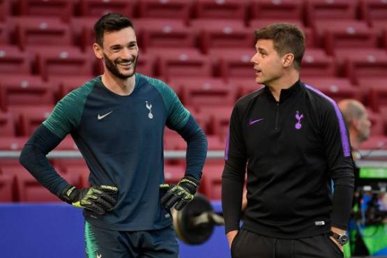 Tottenham Hotspur's Argentinian head coach Mauricio Pochettino (R) speaks to Tottenham Hotspur's French goalkeeper Hugo Lloris during a training session at the Wanda Metropolitano Stadium in Madrid on May 31, 2019 on the eve of the UEFA Champions League final football match between Tottenham Hotspur and Liverpool FC. (Photo by JAVIER SORIANO / AFP)