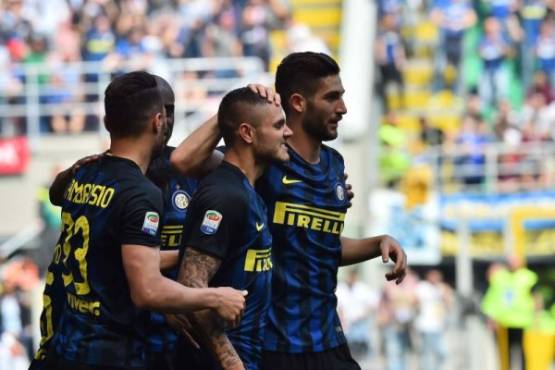 Inter Milan's forward from Argentina Mauro Icardi (C) celebrates with teammates after scoring during the Italian Serie A football match Inter Milan vs AC Milan at the San Siro stadium in Milan on April 15, 2017. / AFP PHOTO / GIUSEPPE CACACE