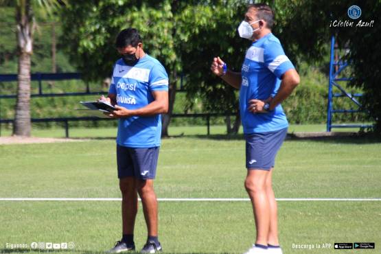 El asistente técnico Leo Torres tuvo la oportunidad de dirigir a al extremo derecho, Fabricio Brener