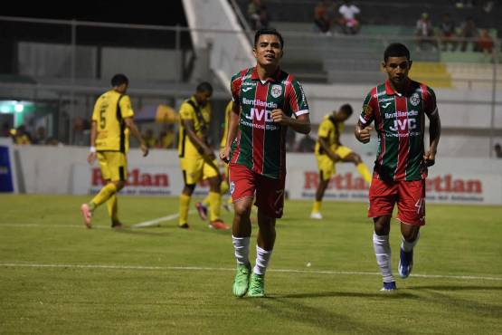 Castillo festejando su gol en Comayagua.