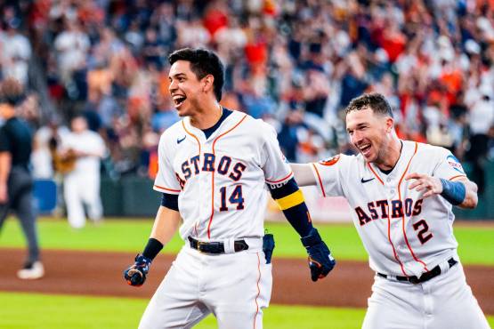 El tercera base Alex Bregman se fue abrazar con Dubón tras lograr el triunfo.