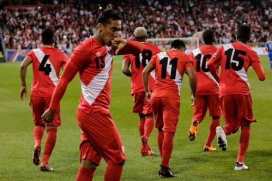 Renato Tapia (2nd-L) of Peru celebrates his goal against Iceland during their international friendly football match between Peru and Iceland at the Red bulls Stadium in New Jersey on March 27, 2018. / AFP PHOTO / EDUARDO MUNOZ ALVAREZ
