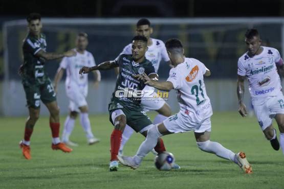 El centrocampista de Marathón Luis Garrido durante el encuentro ante Platense en Puerto Cortés. Foto: Edwin Romero.
