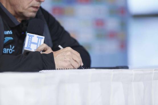 Rueda anotaba fragmentos de las preguntas que le hacían para que no se le escapara ningún detalle. FOTOS: Mauricio Ayala.