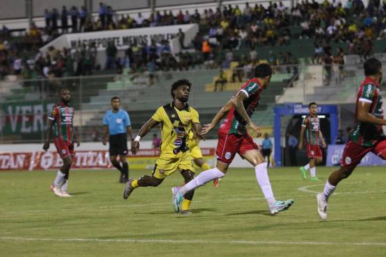 Acciones del encuentro en el estadio Carlos Miranda.