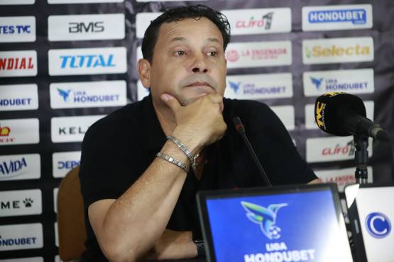 Campos, visiblemente preocupado por la dura situación que vive Real España. Foto: Héctor Paz.