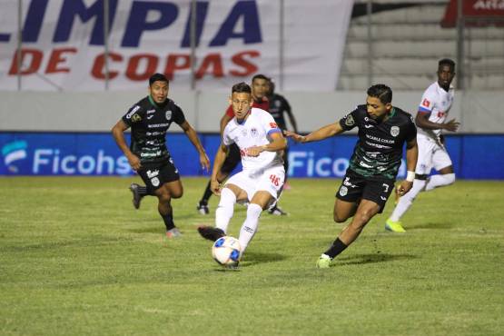 Jamir debutó con la camisa de Olimpia en un clásico contra Marathón en el estadio Nacional.