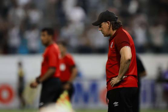 Gustavo Reggi luce desconsolado por la derrota en el Morazán.