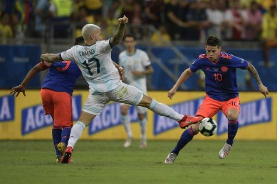 Argentina's Nicolas Otamendi (C) vies with Colombia's Radamel Falcao (L) and James Rodriguez during their Copa America football tournament group match at the Fonte Nova Arena in Salvador, Brazil, on June 15, 2019. (Photo by Juan MABROMATA / AFP)