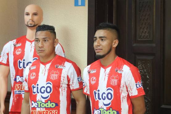 Los futbolistas del Vida Carlos Sánchez y Horacio Argueta durante la presentación de la nueva camiseta del club. Foto: Edgar Witty