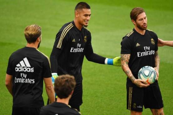 Real Madrid's French goalkeeper Alphonse Areola (C) attends a training session at the Ciudad Real Madrid training ground in Valdebebas, Madrid, on September 13, 2019. (Photo by GABRIEL BOUYS / AFP)