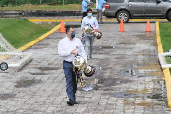 El Mandamás, Rafael Villeda llegó a la Cueva del León mostrando las copas que ha conquistado con el técnico Pedro Troglio. Foto: Marvin Salgado.