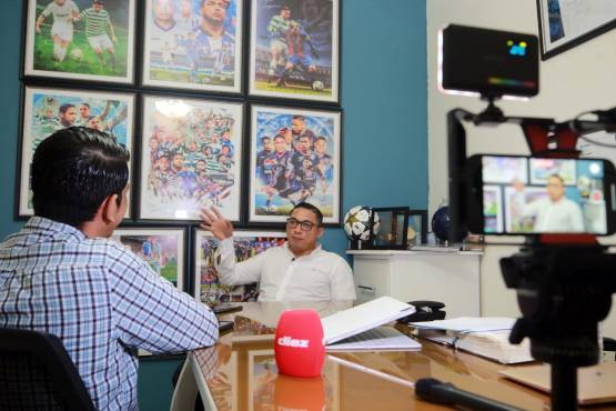 Carlos Castellanos, periodista de DIEZ, en plena entrevista con Emilio Izaguirre. FOTOS: David Romero / DIEZ.HN