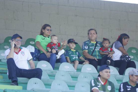 Los pequeños y grandes presentes en las gradas del estadio Yankel Rosenthal.