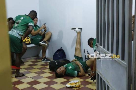 “Rambo” con los pies arriba sobre la pared para aumentar el flujo sanguíneo. Foto: Neptalí Romero.
