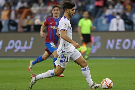 Marco Asensio dominando el balón ante la marca de Gavi.
