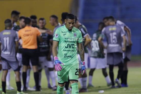 Denovan se marchó del partido apenas al minuto 24 por atajar una pelota con las manos fuera de su área.