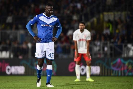 Brescia's Italian forward Mario Balotelli reacts during the Italian Serie A football match Brescia vs Juventus on September 24, 2019 at the Mario-Rigamonti stadium in Brescia. (Photo by Marco Bertorello / AFP)