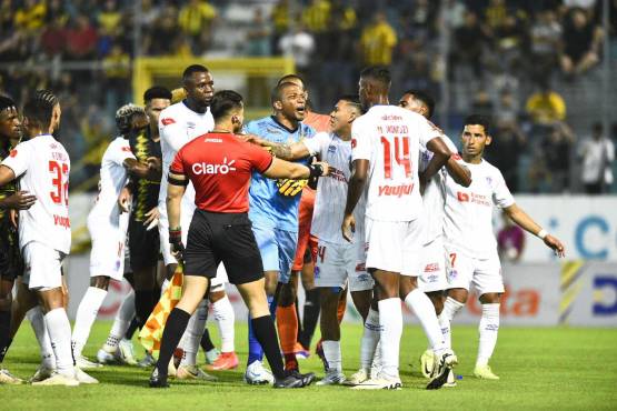 Real España venció a un pobre y deslucido Olimpia y la máquina de Jeaustin Campos se sube al liderato del torneo