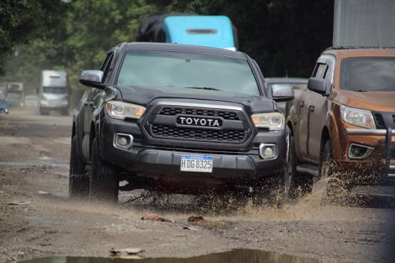 La calle del segundo anillo que conecta con la 33 calle están deterioradas, pero serán reparadas. FOTO: Cortesía Jeffred Ramírez.