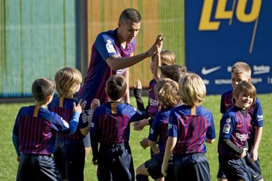 Barcelona's new player Colombian defender Jeison Murillo greets children during his official presentation at the Camp Nou stadium in Barcelona on December 27, 2018. (Photo by Josep LAGO / AFP)