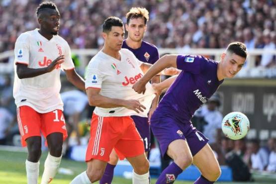 Fiorentina's Serbian defender Nikola Milenkovic (R) holds off Juventus' Portuguese forward Cristiano Ronaldo (C) during the Italian Serie A football match Fiorentina vs Juventus on September 14, 2019 at the Artemio-Franchi stadium in Florence. (Photo by Vincenzo PINTO / AFP)