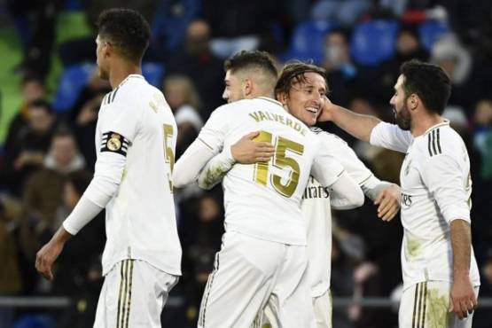 Real Madrid's Croatian midfielder Luka Modric (2R) celebrates his goal during the Spanish league football match between Getafe CF and Real Madrid CF at the Col. Alfonso Perez stadium in Getafe on January 4, 2020. (Photo by OSCAR DEL POZO / AFP)