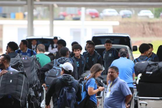 La selección hondureña regresó hoy de Argentina, donde quedó eliminada en las primeras de cambio. FOTO: Andro Rodríguez.