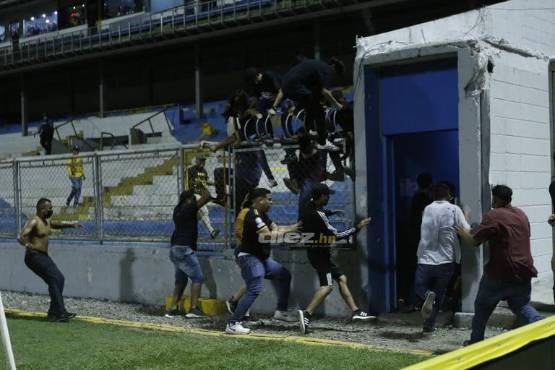 Los hinchas verdolagas se saltaron la barda de preferencia y se adentraron al camerino arbitral.