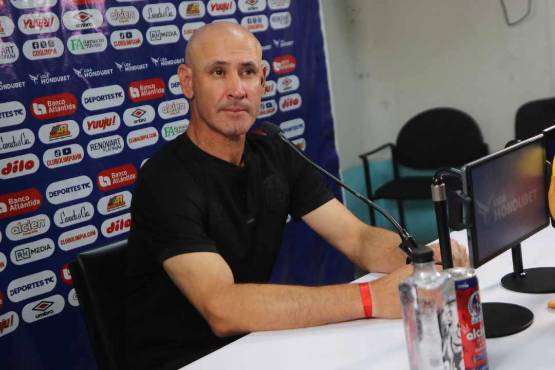 Espinel atiza contra el Real España de Jeaustin: Hay que animarse a jugar; si no entrenamos mejor toda la semana a tirarnos al piso y a hacer tiempo